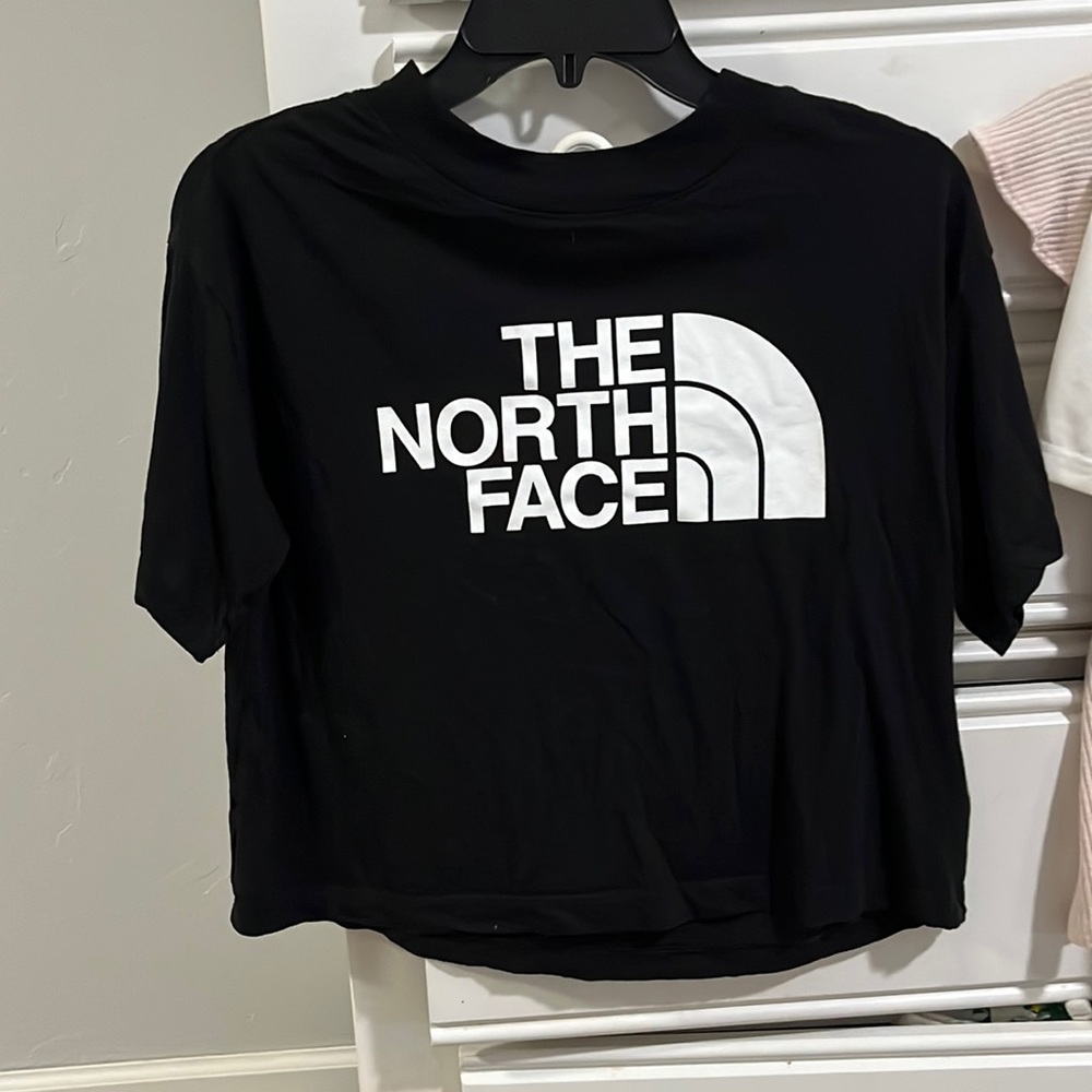 Cropped north face black shirt